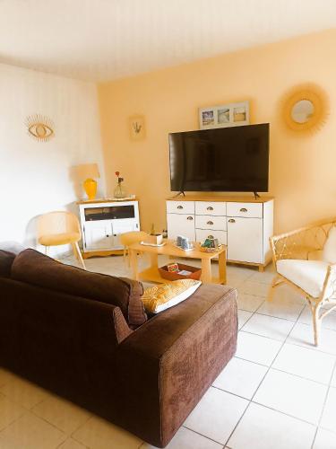 a living room with a couch and a table at Mauguio-Carnon Apt T2 Tout Confort, Spacieux, Lumineux, Clim, Wifi, Balcon, parking privé, 15 mn des plages, de Montpellier in Mauguio
