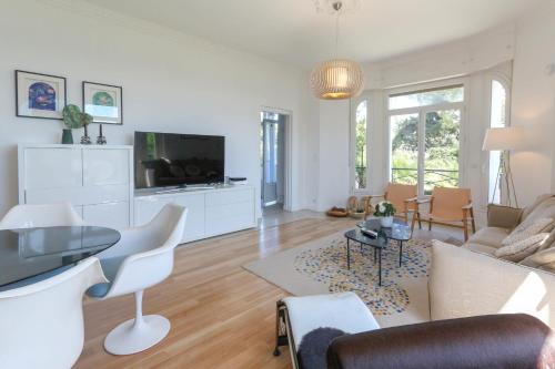 Superb 3BR with AC Sea view private Garden PARKING- BENAKEY