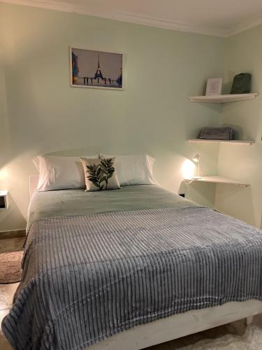 a bedroom with a large bed with a striped blanket at Monoambiente Alegre in Paso de los Libres