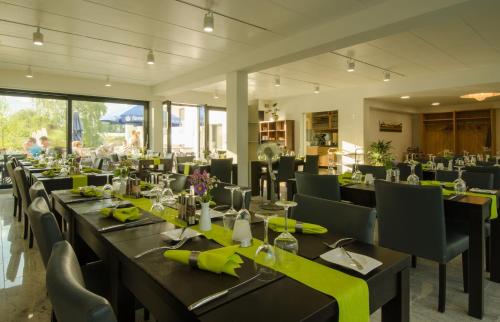 מסעדה או מקום אחר לאכול בו ב-Seehotel Forst