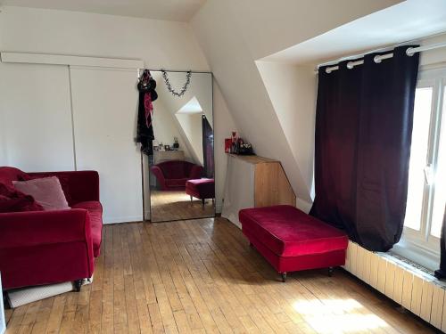 A spacious apartment in a Parisian neighborhood