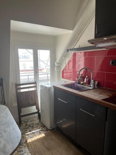 A spacious apartment in a Parisian neighborhood