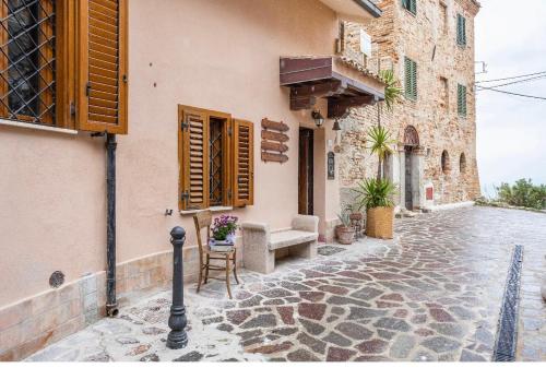 an alley with a bench and a window on a building at Zanna Casa Vacanza a soli 450 mt dal mare in Grottammare