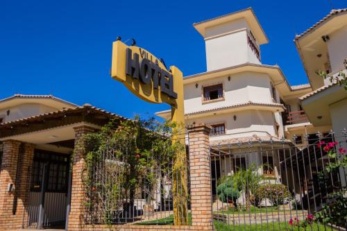 a building with a sign for a hotel at Villa Apart Hotel in Lages