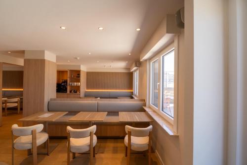 a dining room with a table and chairs at The CORNR Seaview in Nieuwpoort