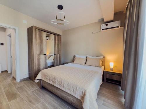 a bedroom with a large bed in a room at David Palace Hotel Ureki in Ureki