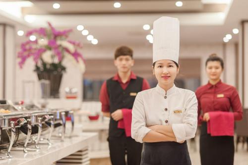 Členové personálu v ubytování Muong Thanh Grand Lao Cai Hotel