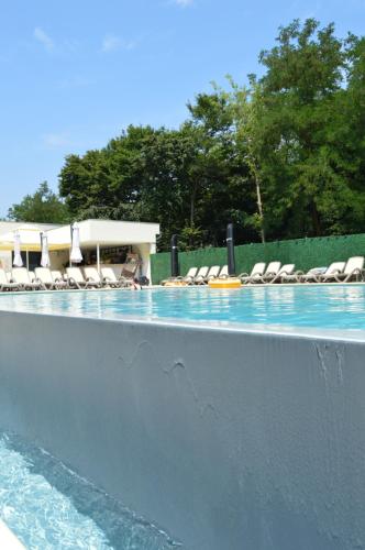 Piscina de la sau aproape de HOTEL VITAL