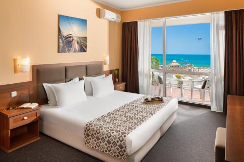 ein Hotelzimmer mit einem Bett und Meerblick in der Unterkunft Hotel Alba - All inclusive in Sonnenstrand
