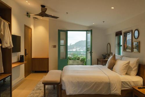 a bedroom with a large bed and a window at dei Balconi Dalat in Ấp Ða Lợi