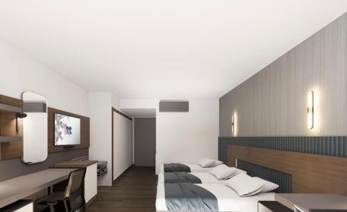 ein Zimmer mit vier Betten und einem Tisch und einem Schreibtisch in der Unterkunft Unipark Hotel in Kurna