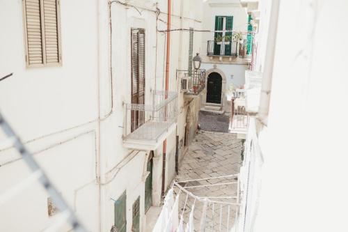 a view of an alley between two buildings at Corte Altobelli Rooms Bitonto in Bitonto