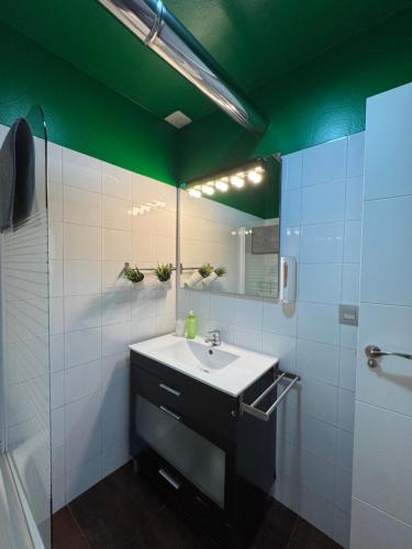 a bathroom with a sink and a mirror at Alcalá Zona Centro in Alcalá la Real