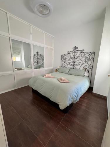 a bedroom with a bed with two towels on it at Alcalá Zona Centro in Alcalá la Real