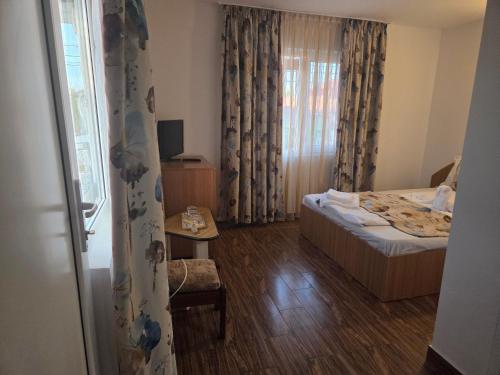 a hotel room with a bed and a window at La Camuflaj 2 Mai in 2 Mai
