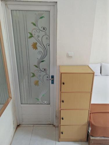 Una cama o camas en una habitación de Losmen Fadel Malioboro Jogja