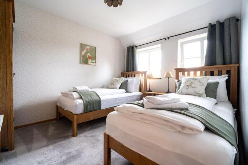 a bedroom with two beds in a room at Ferienhaus-WalnutCottage in Rechlin