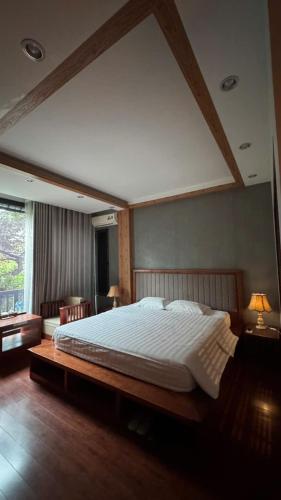 a bedroom with a large bed in a room at Sakura building hotel & restaurand in Hải Dương