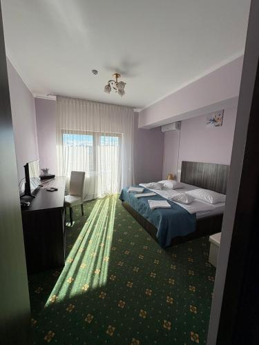 Un pat sau paturi într-o cameră la Hotel Abi