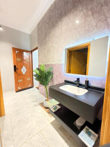 a bathroom with a sink and a mirror at أوبال ستاي المطار in Abha