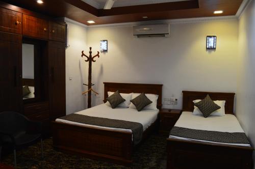 
A bed or beds in a room at Rest Way Inn

