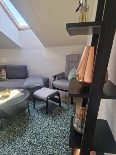 ein Wohnzimmer mit Sofa und Tisch in der Unterkunft Cozy apartment Sofia in Fjälkinge