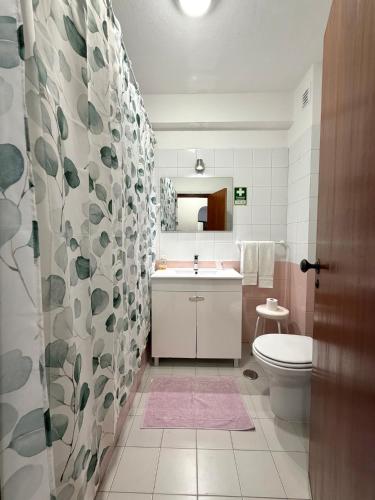 a bathroom with a sink and a toilet at Edificio Nau B in Armação de Pêra