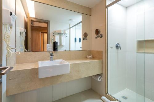 a bathroom with a sink and a shower at Américas Copacabana Hotel in Rio de Janeiro