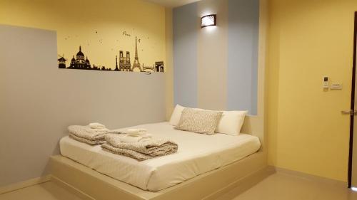 เตียงในห้องที่ Juntima Place at Amphawa