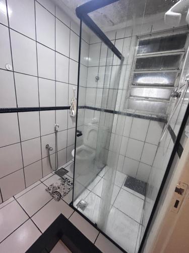 a bathroom with a shower and a toilet at Lindo Apartamento próximo ao Centro in Juiz de Fora