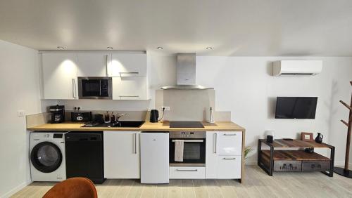 Logement climatisé rénové avec cour, Parking gratuit, Proche Festival et remparts
