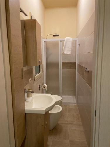 a bathroom with a toilet and a sink and a shower at Villa Silla - Casa Vacanze in Delia