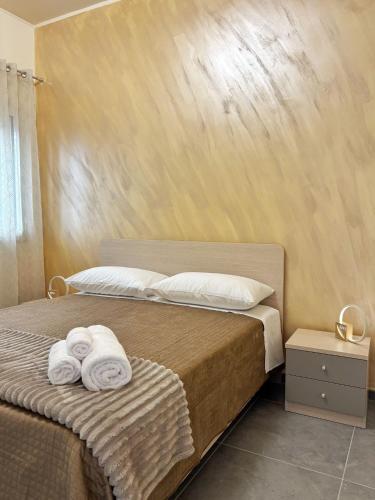 a bedroom with a bed with towels on it at Villa Silla - Casa Vacanze in Delia