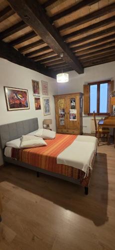 ein Schlafzimmer mit einem großen Bett in einem Zimmer in der Unterkunft La Volta Garibaldi in Barga