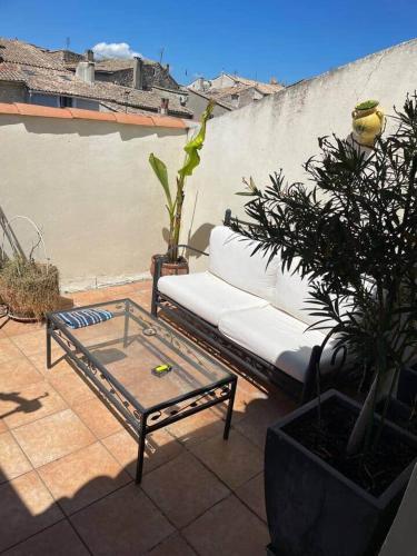a couch and a coffee table on a patio at La Parenthèse in Bourg-Saint-Andéol