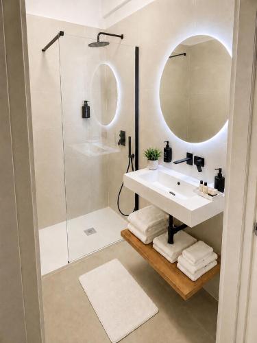 a bathroom with a sink and a shower at Casa Pelagos in Brindisi