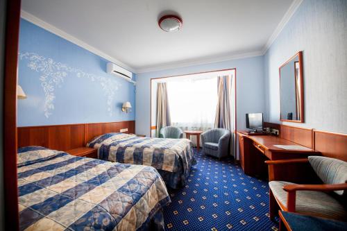 a hotel room with two beds and a window at Hotel Yacht Club Noviy Bereg in Boltino