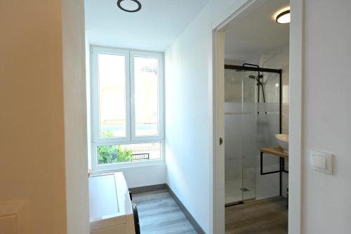 a bathroom with a window and a sink at LEMON GARDEN Playa in Puerto de Sagunto