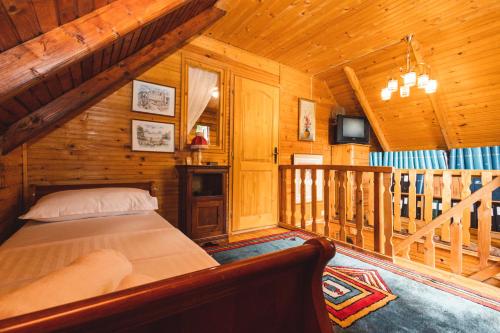 a bedroom with a bed in a wooden cabin at La VILLA DU REVE in Ulcinj