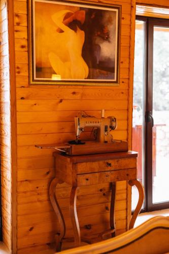 a sewing machine on a wooden table in a room at La VILLA DU REVE in Ulcinj