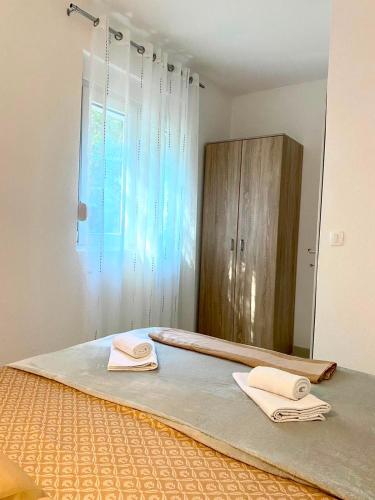 a bedroom with a bed with two towels on it at Vila Marbela in Seoca