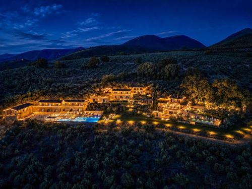 Luftaufnahme eines Herrenhauses bei Nacht in der Unterkunft La Quercetta in Foligno