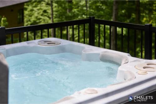 a hot tub in a backyard with blue water at La Villa Bali in Pont-Rouge