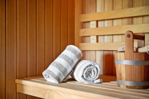 a roll of towels on a shelf in a sauna at Luxuswellnesshaus Seepferdchen in Bliesdorf