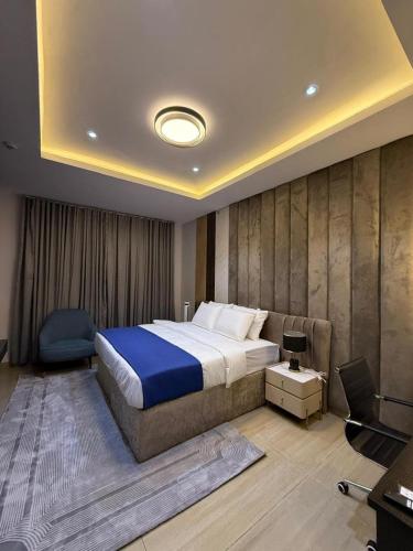 a bedroom with a king sized bed and a desk at DE-WILLIAMS PLACE hotel in Ibadan