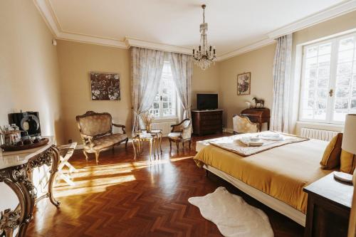 a bedroom with a bed and a living room at Le clos de Bellevue in Mortagne-sur-Gironde