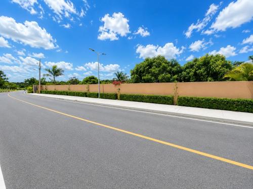 an empty road with a fence on the side at Villa la Santa, piscina infinita - Jacuzzi in Higuey