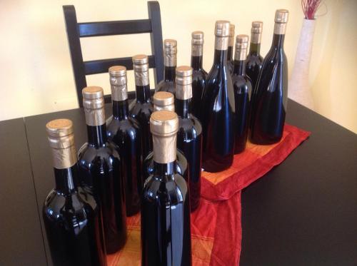 - un bouquet de bouteilles de vin assises sur une table dans l'établissement Pisceneris Holiday Home, à Uras