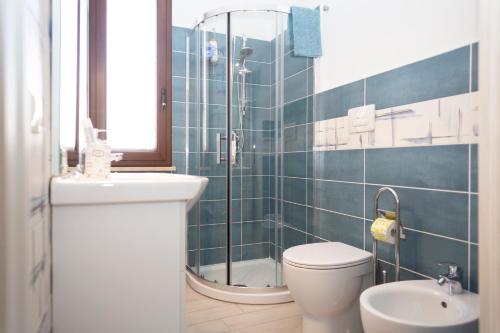 a bathroom with a shower and a toilet and a sink at La Dimora Di Segesta in Calatafimi