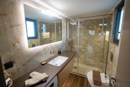 ein Badezimmer mit Waschbecken und Dusche in der Unterkunft Kallie in Volos